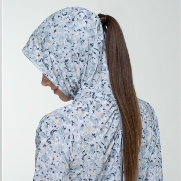 Lululemon Lightened Up Pullover Not So Petite Fleur Silver Spoon Ambient Grey - Picture 5 of 16